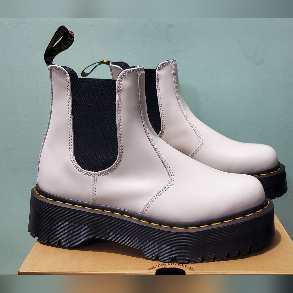 NIB DR. MARTENS 2976 Quad Retro White Smooth Leather Chelsea Boots Various Sizes - Picture 4 of 13
